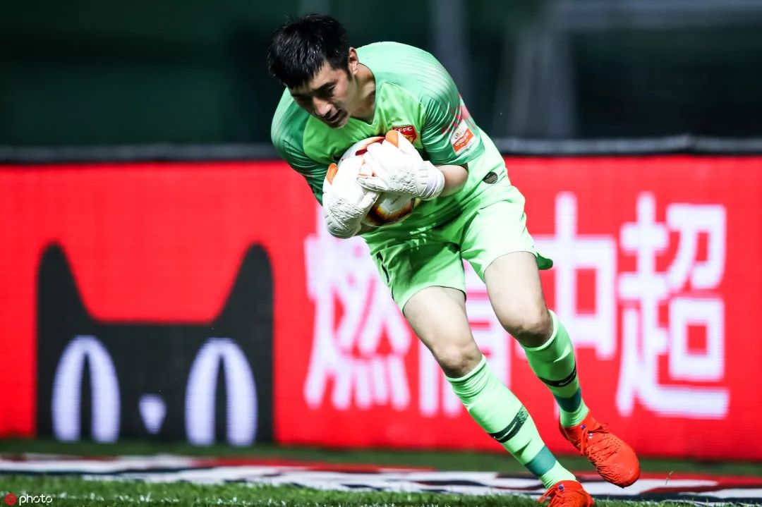 包含河北华夏幸福客场大胜领头羊，排名提升的词条